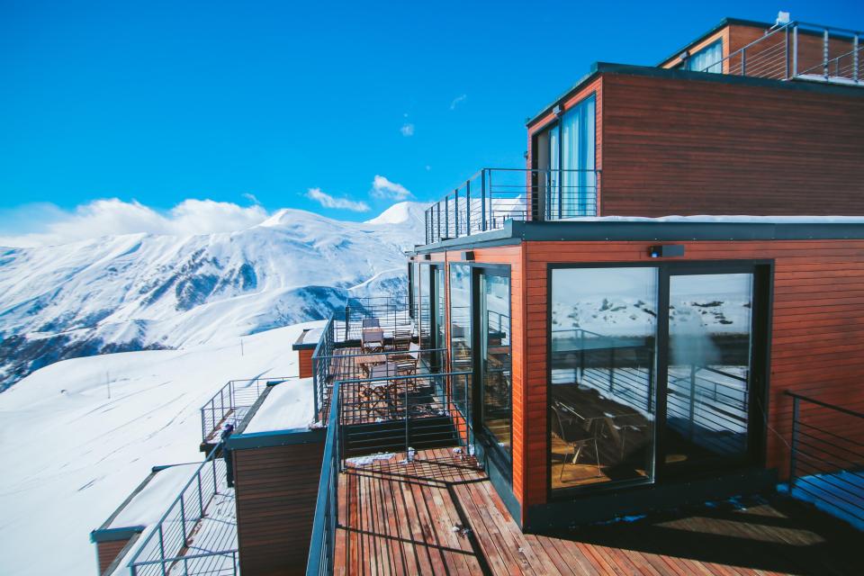 Extraordinary container hotel built in Gudauri, Georgia geotv.ge